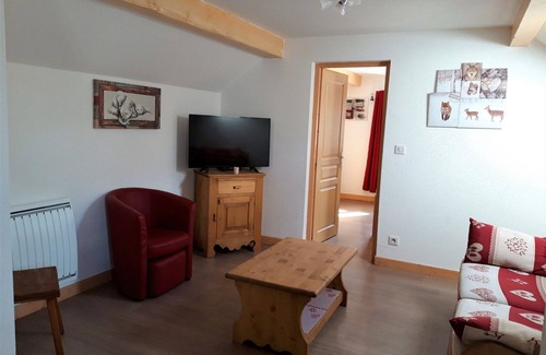 Albiez-le-Vieux Apartment | Spacious 3* Apt in Chalet, Village Center, Near Shops & 200m from Slopes - "Comfortable" Range