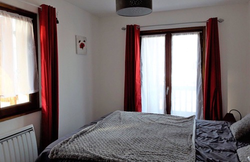 Albiez-le-Vieux Apartment | Spacious 3* Apt in Chalet, Village Center, Near Shops & 200m from Slopes - "Comfortable" Range