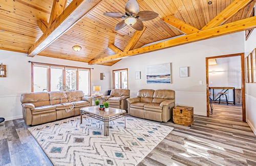 Shawano House | Spacious 3 Bd, 1.5 Bath family friendly cottage 35 minutes from Lambeau Field!