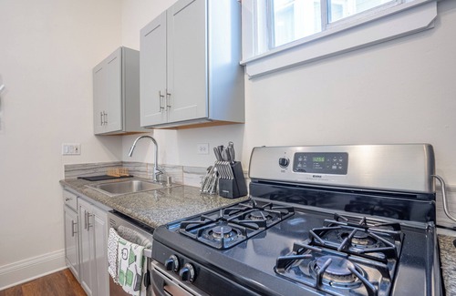 Lower Haight Apartment | Spacious 3 Bd 2 Ba w/Bonus Room, Laundry in Central Hayes Valley, Pet Friendly