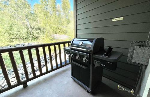 East Kootenay Condo | Spacious 3 Bdrm, 2 Bath Condo in Fernie! Walk to Downtown, Ski 6 mins away!