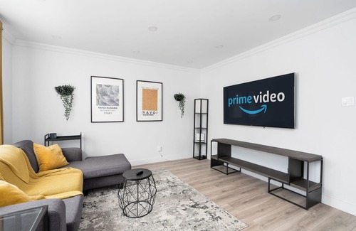 Laval Apartment | Spacious 3 BDRM Duplex in Laval with WiFi & Free Parking