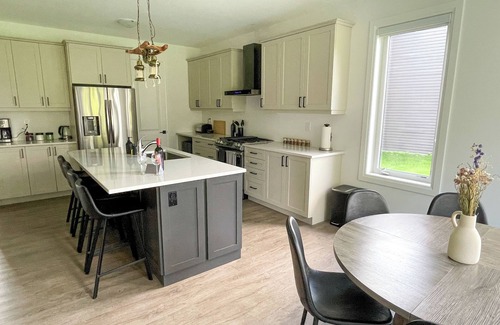 Bracebridge House | Spacious 3 Bdrm Retreat | Muskoka Room & Fireplace