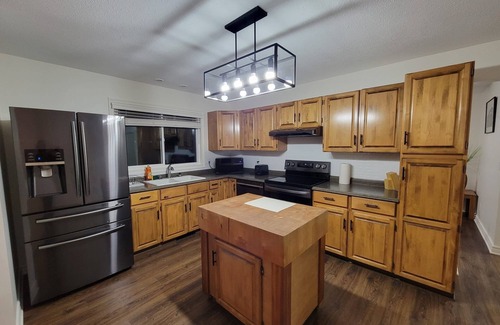 Guildford House | Spacious 3 bed 2 bath full house sleeps 13 Ground Level
