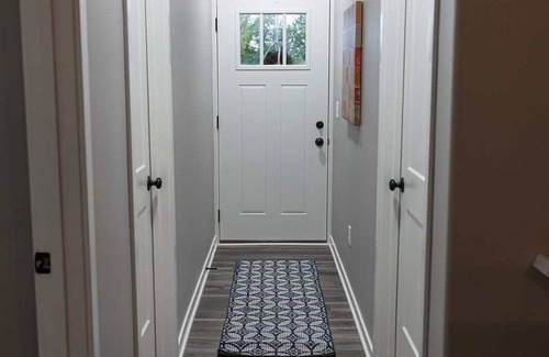 Sycamore Apartment | Spacious 3 bed 2 bath with King Master in Sycamore