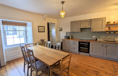 Harlech Apartment | Spacious 3 bed apartment with castle view