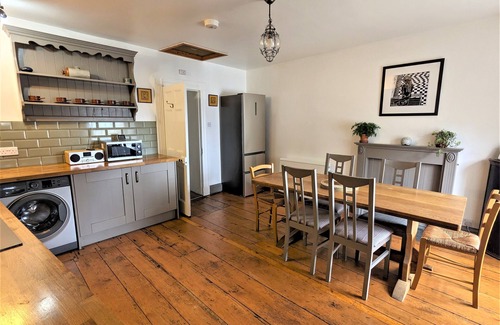 Harlech Apartment | Spacious 3 bed apartment with castle view