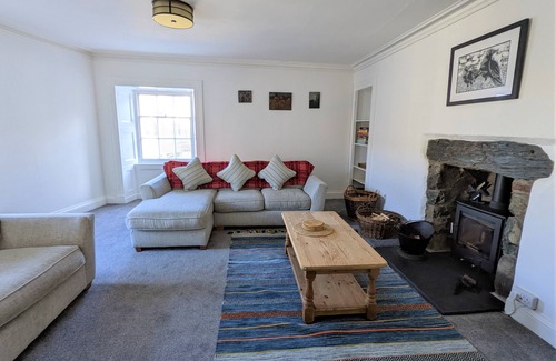 Harlech Apartment | Spacious 3 bed apartment with castle view