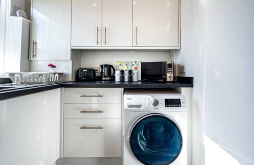 Wishaw Apartment | Spacious 3 bed apartment in Wishaw