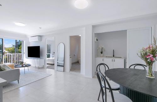 Coorparoo Apartment | Spacious 3-Bed Coorparoo Apartment
