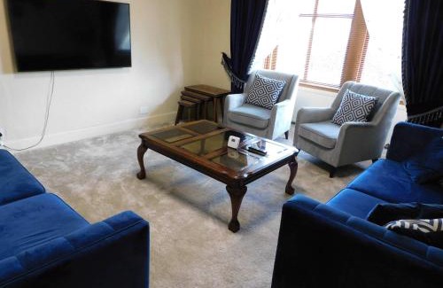 Drumchapel House | Spacious 3 Bed Family Friendly Home with Garden & Parking Sleeps 6 & Baby Near Glasgow City