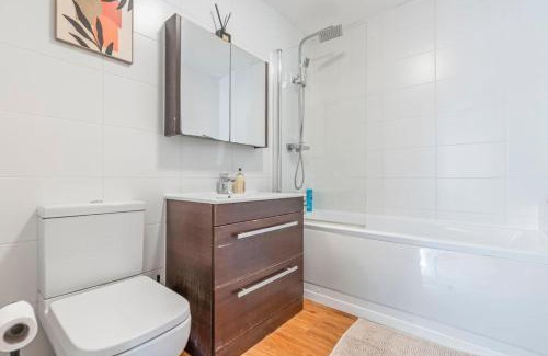 Leicester City Centre Apartment | Spacious 3-Bed Flat, Sleeps 7, Ideal for Families, Central Location, High-Speed Internet