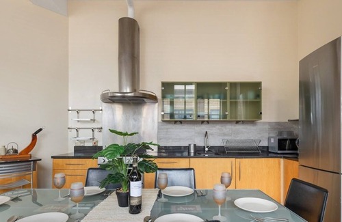 Limehouse Apartment | Spacious 3-Bed Flat, Canary Wharf Views w/Parking