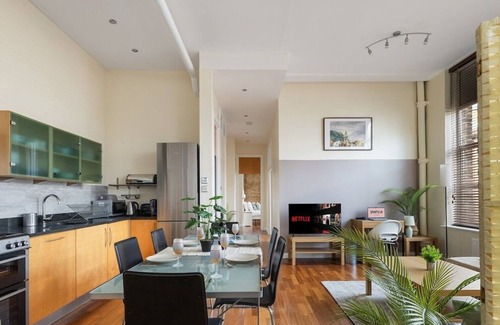 Limehouse Apartment | Spacious 3-Bed Flat, Canary Wharf Views w/Parking