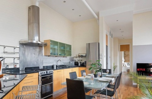 Limehouse Apartment | Spacious 3-Bed Flat, Canary Wharf Views w/Parking
