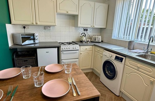 Wolverhampton House | Spacious 3-Bed House with Parking, Wi-fi & Garde