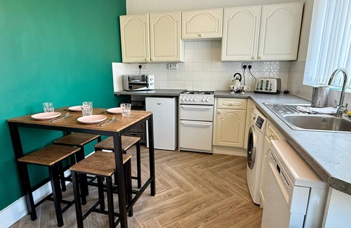 Wolverhampton House | Spacious 3-Bed House with Parking, Wi-fi & Garde