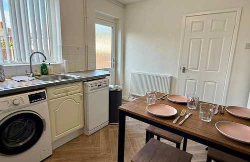 Wolverhampton House | Spacious 3-Bed House with Parking, Wi-fi & Garde