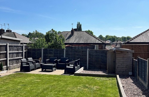 Salford House | Spacious 3 Bed Home in Salford
