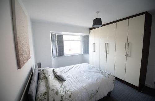 Heaton Norris Apartment | Spacious 3 Bed Home Manchester Airport Free Parking Sleeps 10