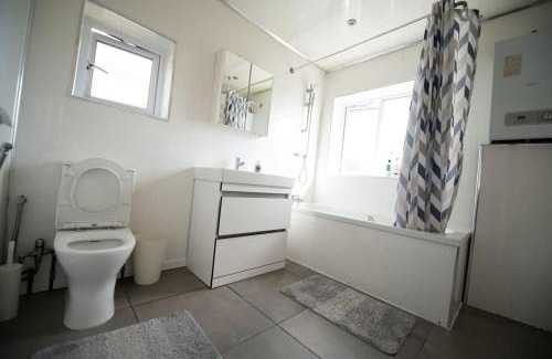 Heaton Norris Apartment | Spacious 3 Bed Home Manchester Airport Free Parking Sleeps 10