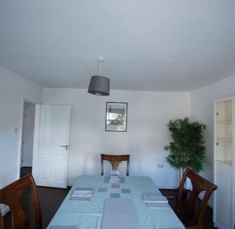 Heaton Norris Apartment | Spacious 3 Bed Home Manchester Airport Free Parking Sleeps 10
