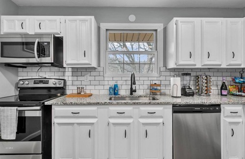 Waldron House | Spacious 3 Bed Home near Downtown & Airport (Family friendly!)