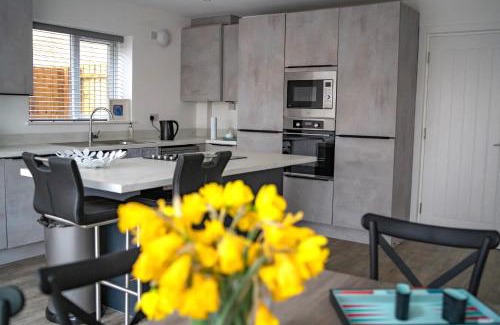 Atlantic Wharf House | "Spacious 3-Bed Home with Large Parking Space Walk to Cardiff Bay & City Centre Contractor Friendly"
