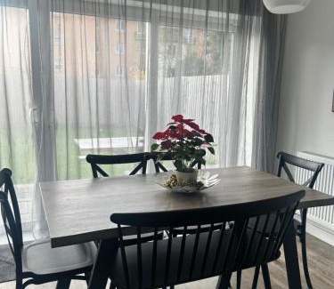 Atlantic Wharf House | "Spacious 3-Bed Home with Large Parking Space Walk to Cardiff Bay & City Centre Contractor Friendly"