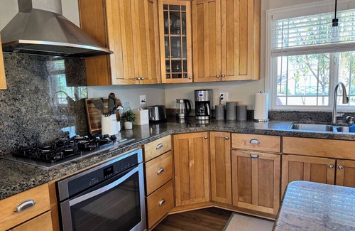 Bay Ho House | Spacious 3 bed house with hot tub, outdoor oasis, near bay, beaches, fun!