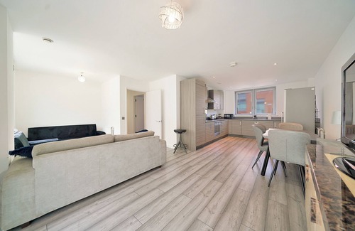 Stratford and New Town Apartment | Spacious 3 Bed in Stratford, London with Free Parking & Wi-Fi