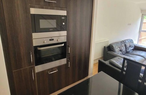 Fenny Stratford House | Spacious 3 bed, Sleeps 5 and free parking