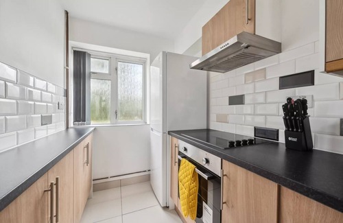 Littlemore House | Spacious 3 Bed Semi Detached House in Oxford for Upto 7 Guests