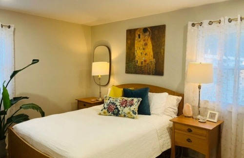 Saratoga Springs House | Spacious 3-bedroom apartment in Saratoga Springs Off Street Parking & Central AC
