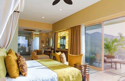 Puerto Vallarta Resort | Spacious 3 bedroom Ocean Front view Condo/8 guestnn
