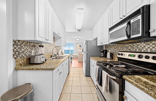 Marina Peninsula Apartment | Spacious 3-bedroom apartment with AC, fitness room in wonderful Marina del Rey