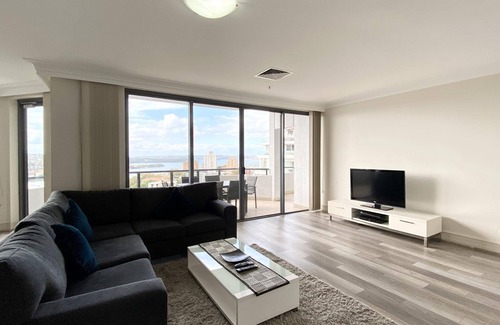 Kirribilli Apartment | Spacious 3-Bedroom Apartment with Water View, 900m Stroll to Harbour Bridge