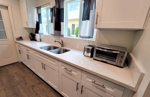 Pico - Robertson Apartment | Spacious 3 bedroom apt. Walk to markets, Game console, 10 min to Rodeo Drive!