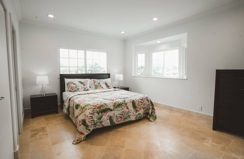 Portlock House | Spacious 3 Bedroom/2 Bath/Sleeps 8