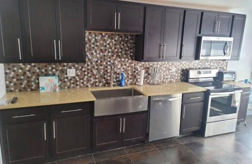Oak Park Condo | Spacious 3-bedroom, 2-bath condo, free parking/Oak Park