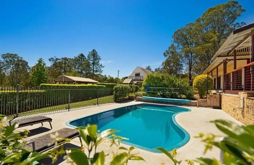 Firefly House | Spacious 3-bedroom 2-bathroom country residence on 10 acres