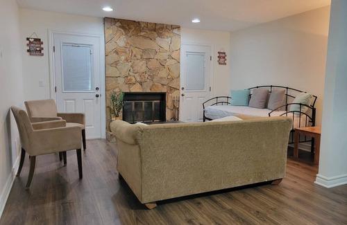Guildford House | Spacious 3 bedroom 2 bathroom Unit in Guildford no stairs sleeps 13