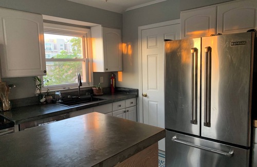 Long Beach Apartment | Spacious 3-bedroom apartment with WiFi, AC in brilliant Long Beach