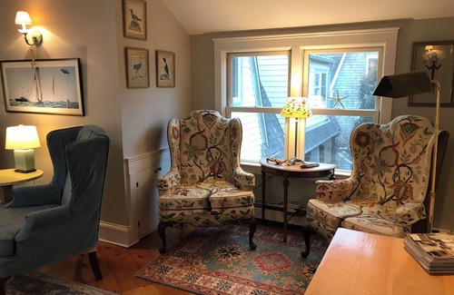Jamestown Apartment | Spacious 3 Bedroom Apartment for Rent - In Town Location