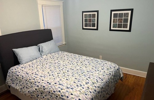 West New Haven Apartment | Spacious 3-bedroom apartment with WiFi, AC in fabulous New Haven