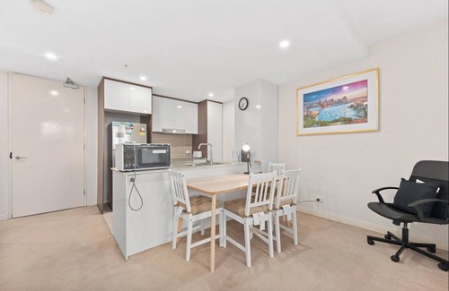 Lyneham Apartment | Spacious 3-Bedroom Apartment + Lifestyle Amenities