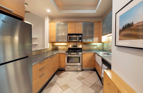 North Evanston Apartment | Spacious 3-bedroom apartment in wonderful Hill Arts District in Evanston