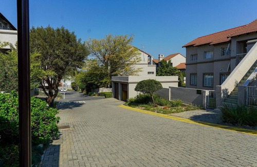 Greater Johannesburg Metropolitan Area Apartment | Spacious 3 Bedroom Apartment at Blandford with a Pool