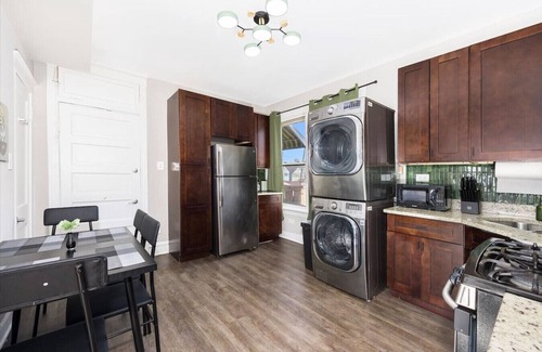 Brighton Park Apartment | Spacious 3 Bedroom Apartment - 10 Minutes to Downtown - Sleeps up to 10