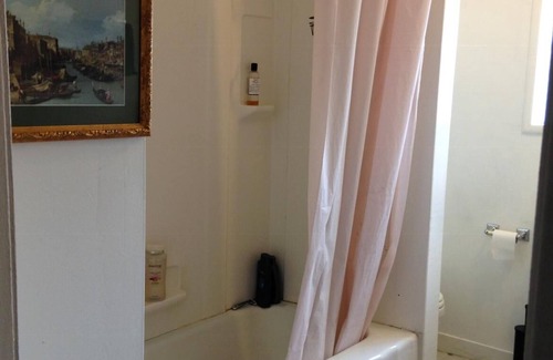 Dimond Apartment | Spacious 3-bedroom apartment with WiFi, AC in charming Oakland